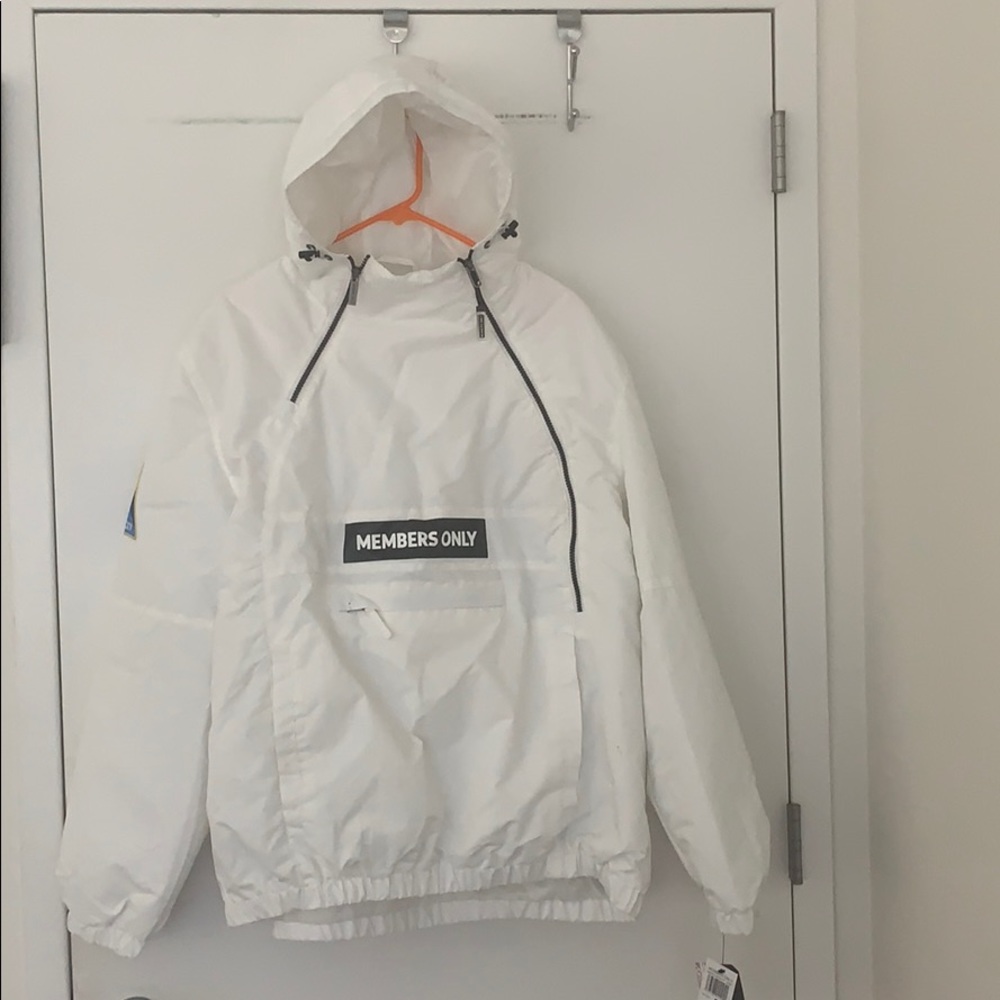 Member only white pull over spring jacket